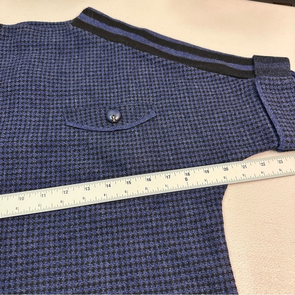 Campus Sutra | Elegant Navy Blue Crewneck Sweater - Picture 3 of 6